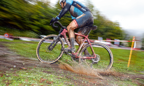 © Fotograf / Ernst Teubenbacher / Hupf in Gatsch. Als Cyclocrosser sollte man keine Scheu vor den Elementen haben. Stars wie Mathieu van der Poel und Thomas Pidcock haben sich ihre Skills wesentlich am Cyclocrosser erarbeitet. cyclocross.png