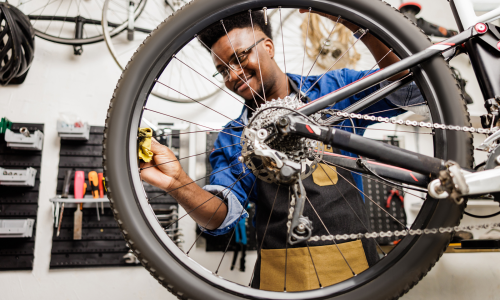 © iStock / E+ / chabybucko fruehjahrsputzbike.png