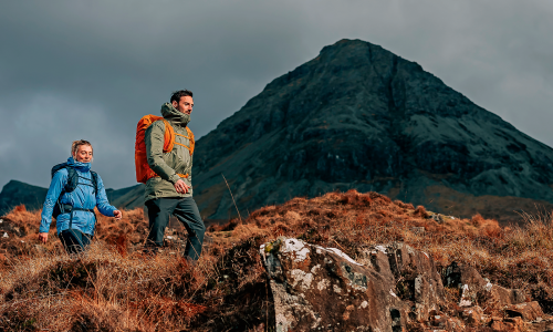 © Hersteller / Montane / Wolkenhimmel.
Mit der richtigen Jacke kann einem Regen in den Bergen nichts anhaben. Hersteller Montane, von dem das Bild stammt, forscht wie viele anderen in der Branche daran, schädliche PFC und PFAS aus Hardshells zu verbannen – bei uneingeschränkter Funktion der Produkte. es-geht-auch-ohne-pfc_1.png