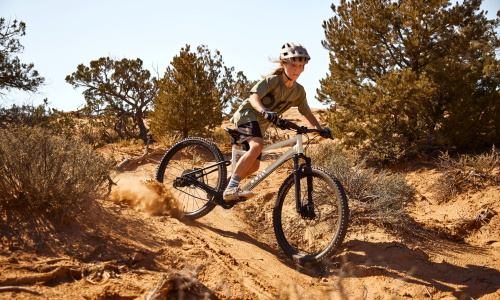 © Hersteller / woom GmbH / Neuer Look trifft auf bewährte Technik: das woom OFF AIR ist ab sofort als Limited Edition in der Farbe cirrus cloud erhältlich Das Abenteuer beginnt mit dir: woom Mountainbikes als Limited Edition