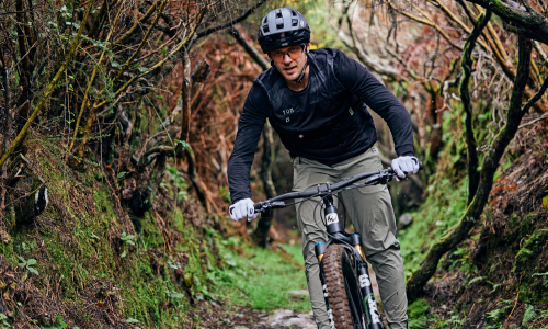© Fotograf / SQlab / Urs Golling / Gamechanger. Gute Bike-Wear, die funktional, wind- & wetterfest ist und im besten Fall auch noch die eigenen Bedürfnisse perfekt abdeckt, macht das Bikerleben deutlich angenehmer. Funktion trifft Style: Worauf es bei Bike-Bekleidung ankommt