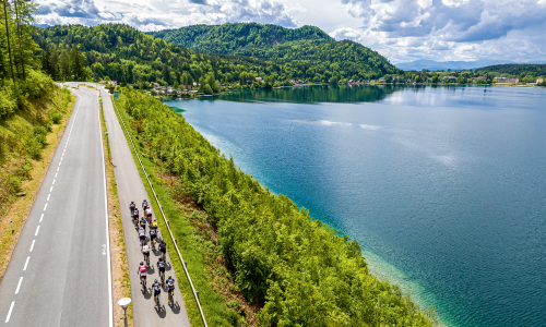 © Fotograf / Rad Camp Klopeiner See/ Mag. Gert Steinthaler / Nahe am Wasser. In Kärnten zeichnen sich Rennradtouren vor allem durch die Nähe zum Wasser aus. Kaum eine Route führt nicht unweigerlich daran vorbei. Wo das Rennrad Urlaub macht: 3 unterschiedliche Regionen – jede für sich top für Rennradurlaube
