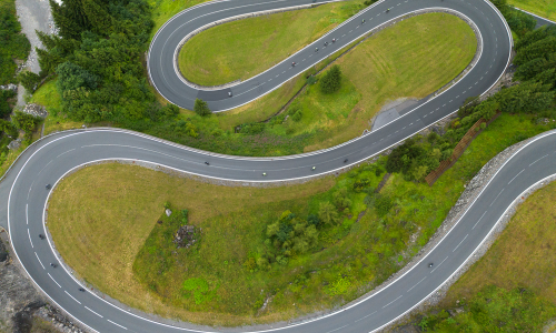 © Fotograf / Patrick Säly / Kurvenreiche Strecke oberhalb von Stuben: Zwischen Serpentinen und Ausblicken: Die Strecke zeigt sich von ihrer schönsten Seite. Spannendes Rennen beim Arlberg Giro 2025