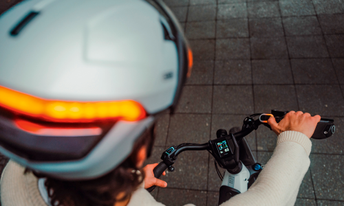 © Hersteller / Abus / Der Abus Hyp-E revolutioniert die Sicherheit bei Fahrradhelmen – er ist insbesondere für E-Biker:innen konzipiert. Der neue ABUS HYP-E: Ein Radhelm, sicher wie nie