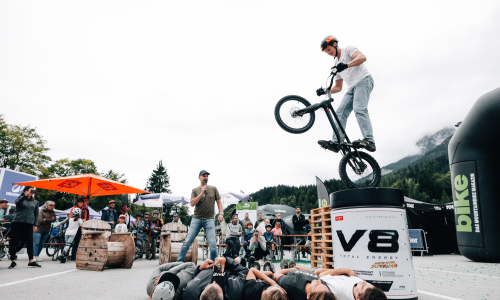 © Fotograf / Miha Matavz / Neben den neuesten Trends wartete auch viel Rahmenprogramm, wie die Trial Show von Thomas Klausner. BIKE Festival Saalfelden Leogang erneut ein voller Erfolg