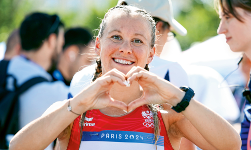 © Fotograf / Gepa Pictures / Harald Steiner / Herz fürs Laufen. Julia Mayer im Ziel des Olympiamarathons von Paris 2024. Nach dem Highlight musste sie die Freude am Leistungssport neu finden. Raus aus deiner Mitte raten Marathon-Rekordlerin Julia Mayer und ihr Coach Vincent Vermeulen