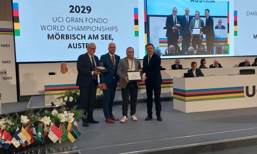 © neusiedlersee-radmarathon.com / Johannes Hessenberger mit ÖRV-Generalsekretär Florian König und UCI-Präsident David Lappartient bei der Vergabe Premiere in Österreich: Burgenland ist Weltmeister!