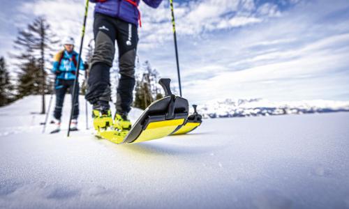 © Fotograf / Snow Space Salzburg / Christian Fischbacher / Sanft und sicher. Aufstiege auf dafür angelegten Routen in Skigebieten, wie hier im Snow Space Salzburg, sind für erste Erfahrungen optimal. Schritte ins Skitourenleben: von der Pistentour zu ersten Schritten im Gelände