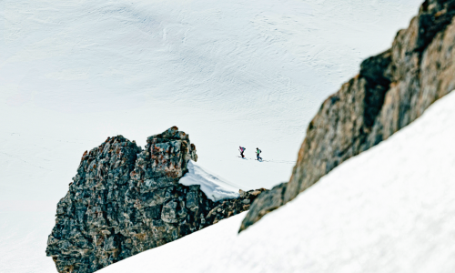 © Fotograf / Scott Sports / Florian Fatton Toast Studios / Aufstieg und Abfahrt verschmelzen zur Essenz eines perfekten Tourentages. Wer Allround-Performance sucht, wird hier fündig. Vielseitig: Tourenski, Schuhe und Bindungen für Skitouren-Allrounder
