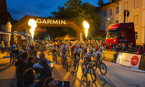© Fotograf / Marc Schwarz / Start zur 29. Salzkammergut-Trophy – Anmeldungen sind bereits möglich. Auf geht’s zur Salzkammergut-Trophy 2026: Sei bei Österreichs größtem Mountainbike-Marathon am Start!