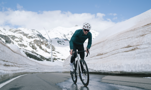 © Getty Images / E+ Kollektion / AscentXmedia / Ganzjahressport. Wer im Winter im Freien pedalieren möchte, kann das auch. Und „erfährt“ neue Perspektiven, wie unser Autor aus Erfahrung weiß. Radfahren als Wintersport: Es gibt keinen Grund, jetzt nur durch virtuelle Welten zu pedalieren