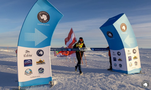 © Fotograf / Richard Ducker / Sieg in Rekordzeit: Rainer Predl. Mit Peeroton an der Spitze: Rainer Predl bezwingt 100 km Antarktis