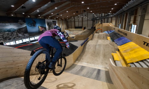 © Fotograf / Florian Breitenberger Indoor-Bikepark in der AREA 47 – deine ultimative Winter-Location für Training, Action und entspannte Nächte