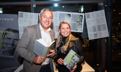 © Fotograf / Marc Stickler / Fritz Stobl mit seiner Frau Bettina bei der Präsentation von Felix Gottwalds neuem Buch 10 Fragen an Fritz Strobl: "Man hat nie ausgelernt."