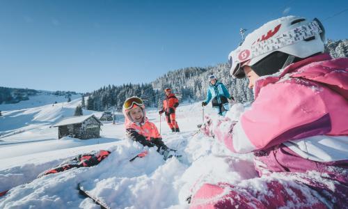 © Fotograf / Hochkönig Bergbahnen / Ab in den Schnee. Glück wird größer, wenn man es teilt. Das gilt besonders auch fürs Urlaubsglück im Familienverband (hier: im Skigebiet Hochkönig). Grüße Schwünge für kleine Helden