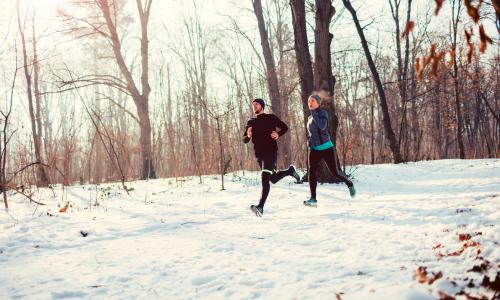 © Getty Images / E + / vgajic / Trotz der kalten Luft solltest du auch im Winter deine Laufroutine beibehalten. Winterläufe machen dich mental stärker