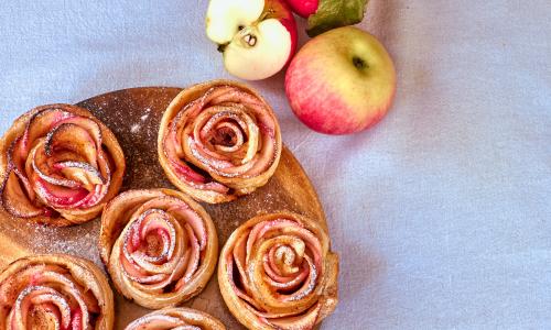 © © iStock / Getty Images Plus / neverest Andere Blumen zum Valentinstag: Apfelrosen für die Liebsten