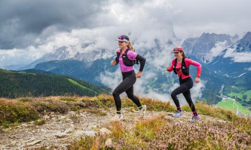© Fotograf / Vincent Wolff (@vinnyventures) / Susann Lehmann (l.) und Magdalena Kalus teilen die Freude an extremen Distanzen und liefen 2025 den Alpenbogen entlang. Im eigenen Rhythmus