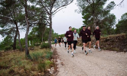 © Hersteller / Brooks Running / @vsmphotoevents / GRENZENLOS. Asphalt, Schotter oder beides – Grenzen gibt es nur im Kopf. Die Gruppe beim Brooks Media Event in Alicante mit dem neuen Brooks Ghost Trail an den Füßen. Communitys, Erlebnisse, Material: Warum Laufen derzeit so viele begeistert