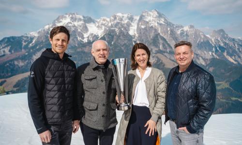 © © saalfelden-leogang.com / MichaelGeißler / v.l.n.r.: Marco Pointner, Geschäftsführer der Saalfelden Leogang Touristik, Hannes Riedlsperger, Obmann des Tourismusverbandes Saalfelden, Nadja Blumenkamp, Obfrau des Tourismusverbandes Leogang und Kornel Grundner, Geschäftsführer der Leoganger Bergbahnen und Bikepark Leogang Internationale Auszeichnung für nachhaltigen Bike-Tourismus für Saalfelden Leogang
