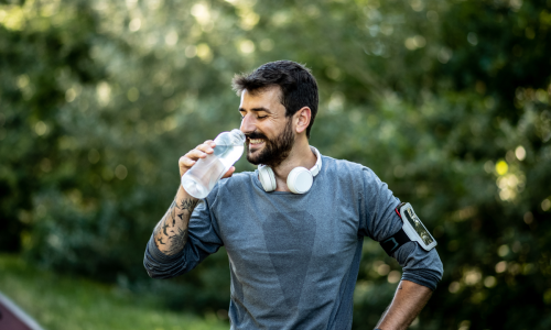 © iStock / Getty Images Plus / Sanja Radin / NACHTANKEN. Geht es primär um Flüssigkeitsversorgung, sind hypotonische Getränke erste Wahl. Braucht es auch Energie, greift man zum isotonischen. Mehr als nur Zucker: Kohlenhydrat-Drinks und der Unterschied zwischen isoton und hypoton