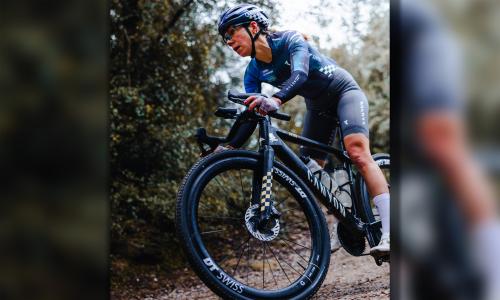 © © Canyon / HarryTalbot / Balanceakt. Als Gravel-Racerin ist Carolin Schiff aufs Ergebnis fokussiert – zum Ausgleich dürfen genügend entspannte Ausfahrten mit Freunden nicht fehlen. Endlos Schotter – Unbound-Siegerin Carolin Schiff übers Gravel-Racen