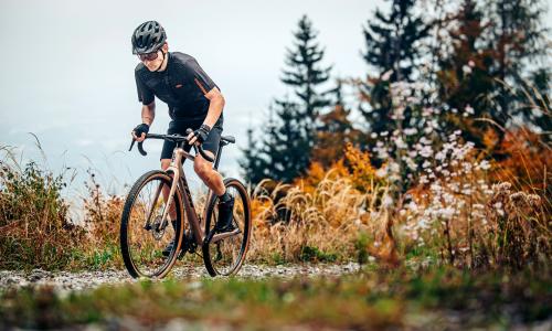 © Hersteller / KTM Austria Fahrrad / Leichtigkeit des Seins. Um die Natur zu erleben, Tempo zu spüren und immer wieder neue Wege zu entdecken, ist ein Gravelbike der ideale Gefährte. Gravelbike: Der Eroberer der Radszene – da knrischt es auf dem Schotter