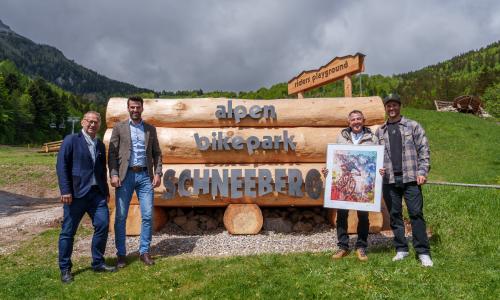 © © NÖVOG / Bollwein / Alpen Bikepark Schneeberg Manager Hubert Resch, NÖ Verkehrslandesrat LH-Stellvertreter Udo Landbauer, Puchbergs Bürgermeister Christian Dungl und Bikepark-Ambassador Clemens Kaudela bei der feierlichen Eröffnung in Losenheim. Neuer Alpen Bikepark Schneeberg offiziell eröffnet
