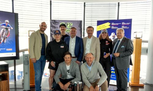 © Fotograf / smpr.at / Die Vorfreude auf den Mountain Bike Weltcup in Leogang war beim Pressegespräch spürbar:
v.l.n.r. hinten: Manuel Hirner (CEO Bergbahnen Saalbach Hinterglemm), Vali Höll, Andi Kolb, Kornel Grundner (CEO Leoganger Bergbahnen GmbH & Epic Bikepark Leogang), Martin Zauner (Landesrat Salzburg), Laura Stigger, Harald J.Mayer (Präsident ÖRV)
v.l.n.r. vorne: Marco Pointner (GF Saalfelden Leogang Touristik), Leo Bauernberger (CEO SalzburgerLand Tourismus 25 Jahre Bikepark Leogang und 15 Jahre Weltcup: Saalfelden Leogang startet mit großen Jubiläen in die Saison 2026