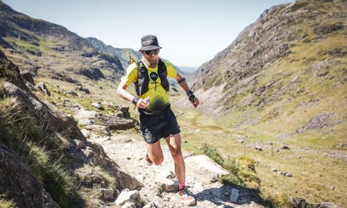 © © Sportograf Digital Solutions GmbH / MONTAG BIS DONNERSTAG DURCHLAUFEN. Florian Grasel beim Tor des Géants 2025. Ultratrailläufe jenseits der 300 Kilometer sind noch einmal eine andere Liga als 100-Meiler wie der UTMB. Beim „Tor“ wird dennoch viel wirklich gelaufen – und kaum geschlafen. Interview Florian Grasel
