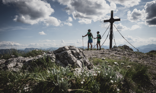 © © Niederösterreich Werbung / Gerald Demolsky / Das Bike wird beim Berghaus am Hochkar deponiert, anschließend geht es zu Fuß auf den Gipfel, um die Aussicht zu genießen. Top 20 Bike-&-Hike-Gipfeltouren 2026