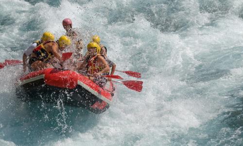 © Getty Images / E+ / mihailomilovanovic / ABKÜHLUNG GEFRAGT. Rafting ersetzt keine Ausdauer- oder Krafttrainingseinheit, ist aber ein cooler, motivierender Sommer- und Urlaubssport und auch als Teambuilding fein. Sommertraining ohne Hitzestress: 10 Tipps für heiße Tage vom SPORTaktiv-Doc
