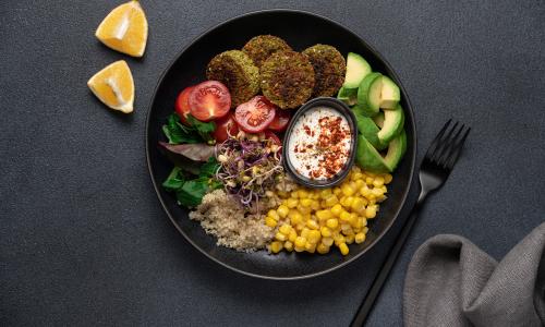 © © iStock / Getty Images Plus / Anna Puzatykh Einfache und köstliche Falafel-Bowl: Proteinreich, sättigend und voller Geschmack