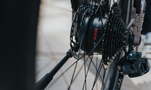 © © Bosch / Die neue Hub Line fügt sich dezent in die Nabe ein und wird durch ihr schwarzes Aluminium-Gehäuse zu einem nahezu unsichtbaren Teil des cleanen Gesamtdesigns. Bosch präsentiert ersten Nabenmotor für urbane eBikes - Hub Line und neue Komponenten sollen leichtes, vernetztes City-Biken ermöglichen