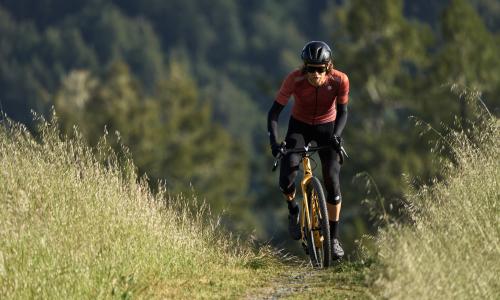 © © Shimano / Ich bin so frei. Freie Wahl der Wege, freie Wahl der Optik: „Gravel ist Freiheit“ gilt von Kopf bis Fuß. Sinnvoll ist aber, die Ausrüstung von der Funktion her zu denken. Gravel Code: Bekleidung, Helme und Schuhe zwischen Style, Funktion und Freiheit
