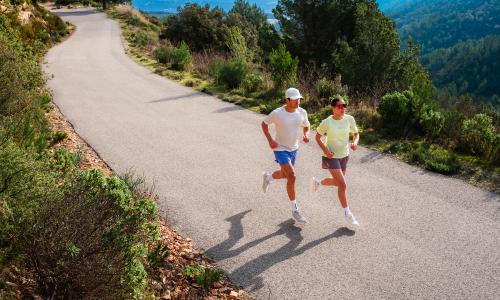 © © Salomon / Saisonhalbzeit. Der Urlaub ist die perfekte Zeit, es läuferisch locker angehen zu lassen – und vielleicht am Material-Setup zu tüfteln. Wechselspiel – Warum es oft sinnvoll ist, mehrere Paar Laufschuhe abwechselnd zu verwenden