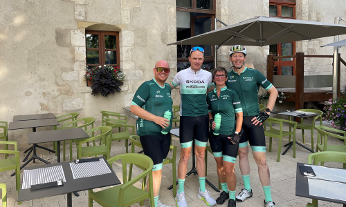 © SPORTaktiv / Alfred Brunner / Legendäres Erinnerungsfoto: Gewinner Emanuel, Chris Froome, Gewinnerin Michaela und SPORTaktiv-Geschäftsführer Alfred Brunner. Ein Tag für die Ewigkeit: Zwei SPORTaktiv-Leser erleben die Tour de France als Skoda-VIPs hautnah