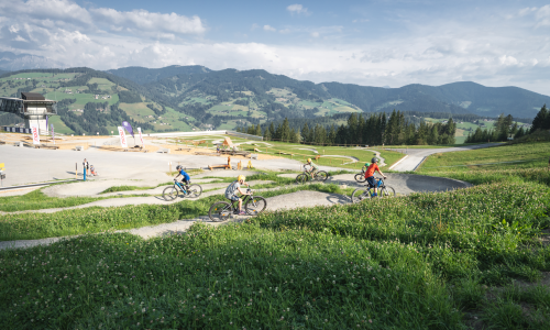 © © Snow Space Salzburg / Chris Eder / Kinder fahren auf den Trails der woom bike area. Neuer Family Trail im Snow Space Salzburg: THE SNAIL ist eröffnet