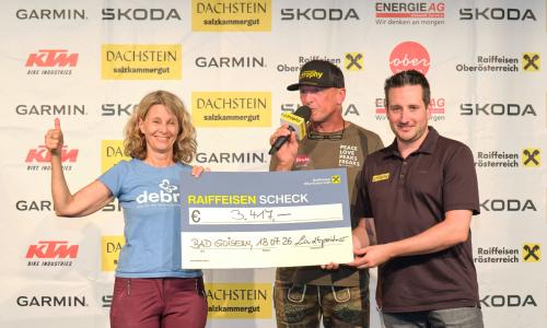 © Fotograf / Bernd Schröckelsberger / Britta Schwarz von DEBRA Austria und Gregor Lindpointner vom MTB Club Salzkammergut bei der Spendenübergabe nach der Salzkammergut-Trophy 2026. Soziales Engagement seit vielen Jahren: Salzkammergut-Trophy unterstützte erneut die „Schmetterlingskinder“!