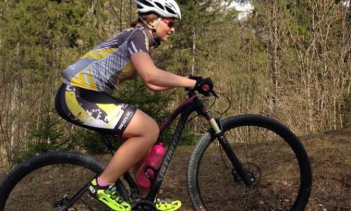 Das richtige Outfit beim Biken / Bild: Kathi Bittner © Das richtige Outfit beim Biken / Bild: Kathi Bittner Das richtige Outfit beim Biken Kliedung Bekleidung Radfahren MTB