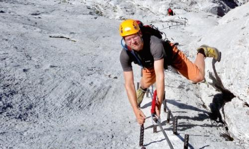 Sicherheit am Klettersteig: Stein und Eisen / Bild: Axel Jetzsch © Sicherheit am Klettersteig: Stein und Eisen / Bild: Axel Jetzsch Sicherheit am Klettersteig: Stein und Eisen Ramsau Schladming Klettersteigschein