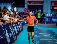 © Fotograf / Brooks / Victor Barcus / Der Zieleinlauf beim CCC in Chamonix als Achtplatzierter im Weltklassefeld. Am Podest des Lebens: Trailrunner Andreas Rieder ist spätberufen zur Weltklasse aufgestiegen