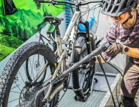 © Hersteller / Wintersteiger / Vielerorts findet man mittlerweile Bike-Waschanlagen – wie hier von Wintersteiger – mit denen man sein Bike direkt nach dem Fahren vom Schmutz befreien kann. bikewash1.png