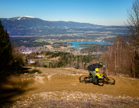 © SPORTaktiv / Thomas Polzer / Für maximalen Fahrspaß. Hoch über der Burg Finkenstein und dem Faaker See kannst du auf den Flowtrails der Baumgartnerhöhe perfekt in den MTB-Sport einsteigen. Flowing in the Wind: Wertvolle Tipps vom Fahrtechnik-Trainer für mehr Flow auf den Trails
