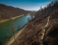 © Fotograf / Burgenland Tourismus_Hafenscher_Maltrovsky / Raufshutteln oder Reinspringen? Der Rechnitz-Trail startet 6 km und gut 500 Höhenmeter weiter oben am Geschriebenstein und endet am Badesee in Rechnitz. Burgenland: Sonnige Aussichten für Trail- und Tourenbiker