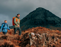 © Hersteller / Montane / Wolkenhimmel.
Mit der richtigen Jacke kann einem Regen in den Bergen nichts anhaben. Hersteller Montane, von dem das Bild stammt, forscht wie viele anderen in der Branche daran, schädliche PFC und PFAS aus Hardshells zu verbannen – bei uneingeschränkter Funktion der Produkte. es-geht-auch-ohne-pfc_1.png