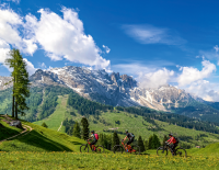 © Fotograf / Eggental Tourismus / Jens Vögele / Aussichtsreich. Im Eggental bewegt man sich abseits der Bike-Massen durch eine idyllische Bergwelt. Big Player vs. Geheimtipp: Was die bekannten und was weniger bekannte Bikeregionen besser können