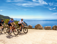© ©www.valamar.com / Der Sonne entgegen! Eine Woche biken mit Meerblick (wie am Bild von Valamar). Oder ein verlängertes Wochenende mit Trainingsbetreuung in einem Sporthotel: Mit den Ratschlägen unseres Sportmediziners Robert Fritz gelingt der sportliche Saisonauftakt. kick-off-im-sueden_1.png