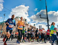 © ©Vienna City Marathon/ Roman Pfeiffer/www.vienna-marathon.com / Marathonzeit. Bei Teilnahmen an Events wie dem Vienna City Marathon, von dem das Bild stammt, liegt es nahe, sich mit einem schnellen Schuh auszurüsten. mehr-tempo-fuer-alle_1.png