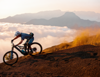 © Hersteller / ABUS / Safety first. Geht es auf Trails bergab, ist es wichtig, bei der Schutzausrüstung keine Kompromisse zu machen. Keine Kompromisse darf es bei der Sicherheit geben: alles zu Bike-Ausrüstung, die schützt